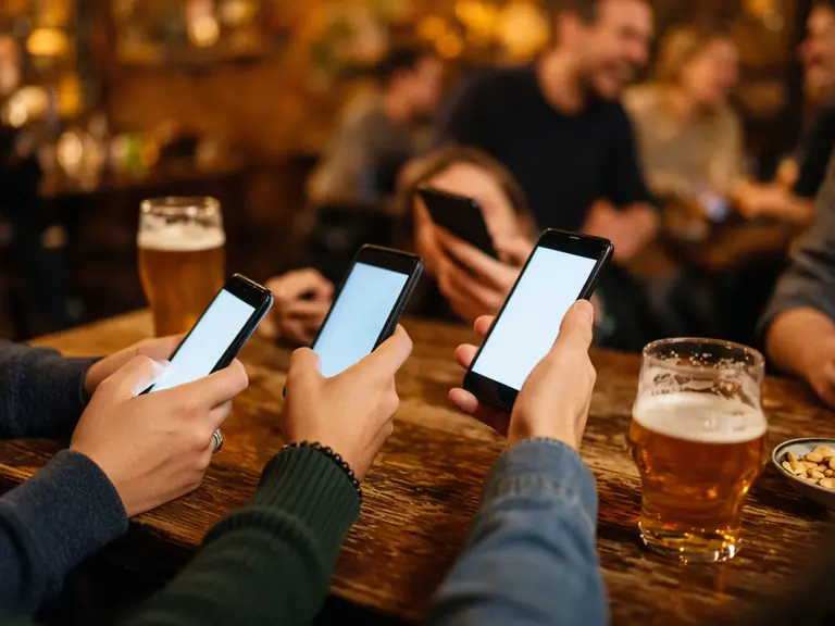 Teams doen mee met hun eigen telefoon.