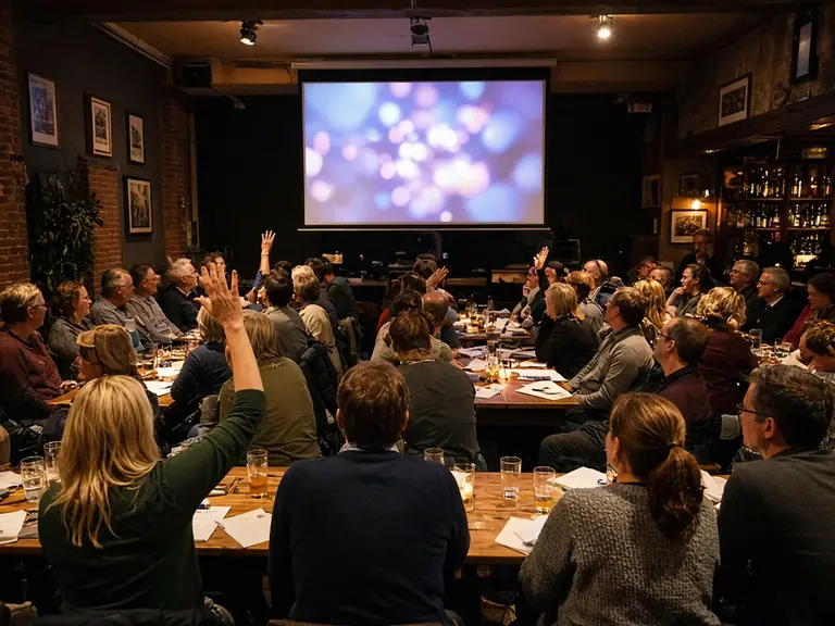 Een volle zaal tijdens een quizavond.